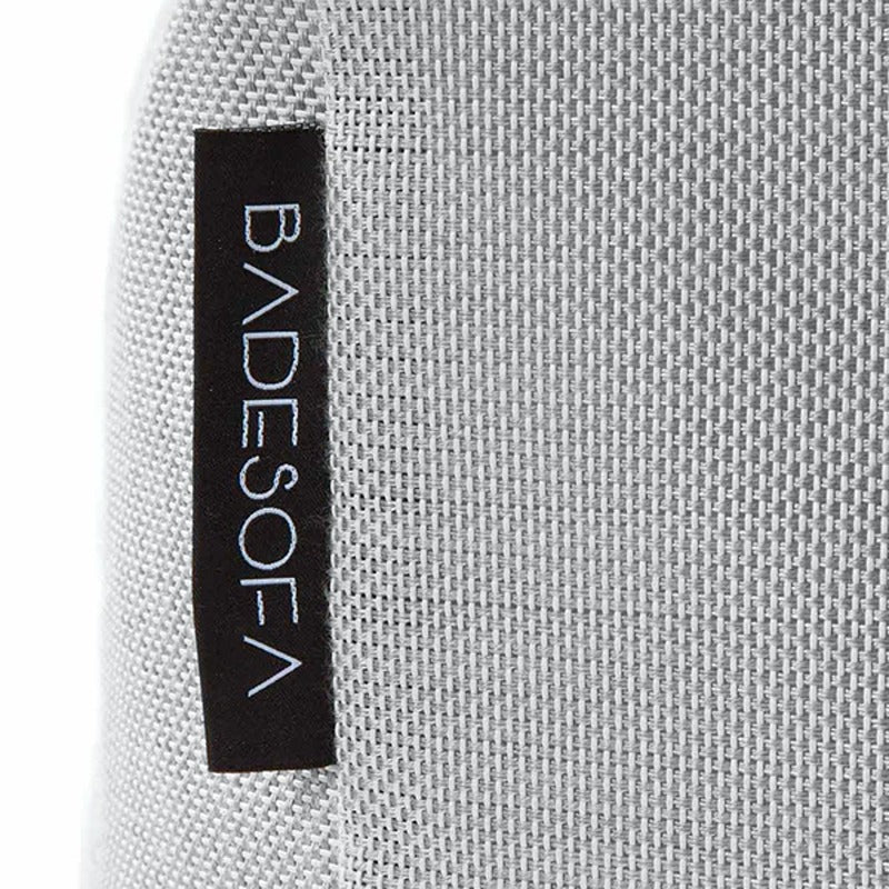 Nahaufnahme des robusten Outdoorbezugs in Grau mit Badesofa Label