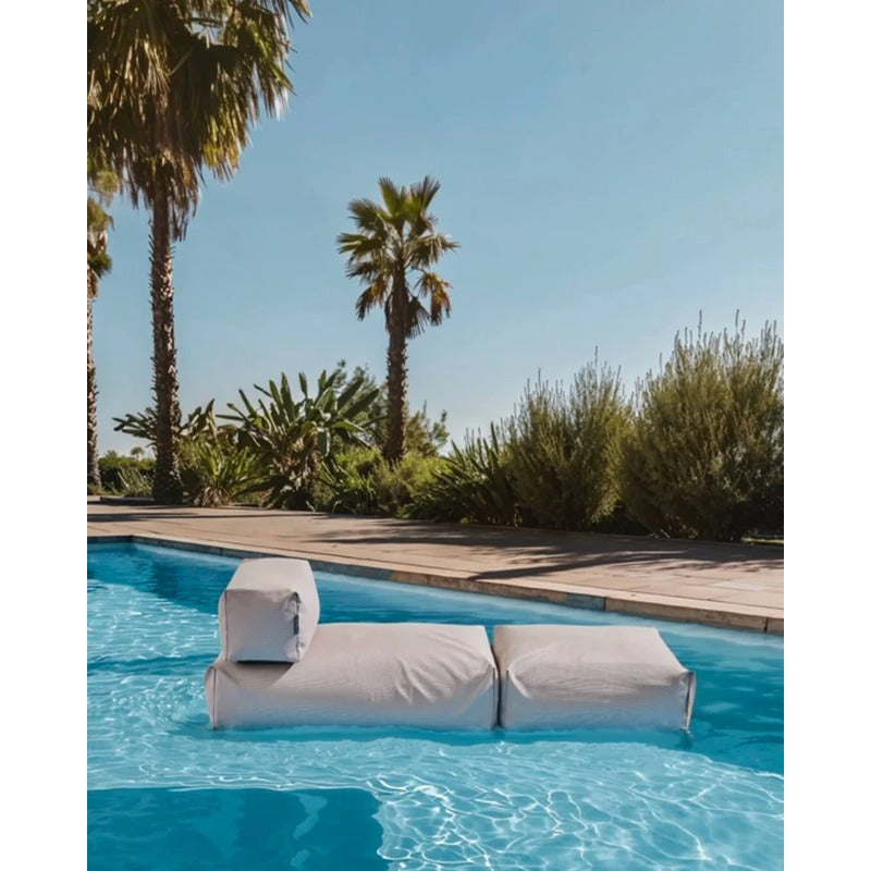 POOLSOFA Single Beige schwimmend im Pool unter Palmen