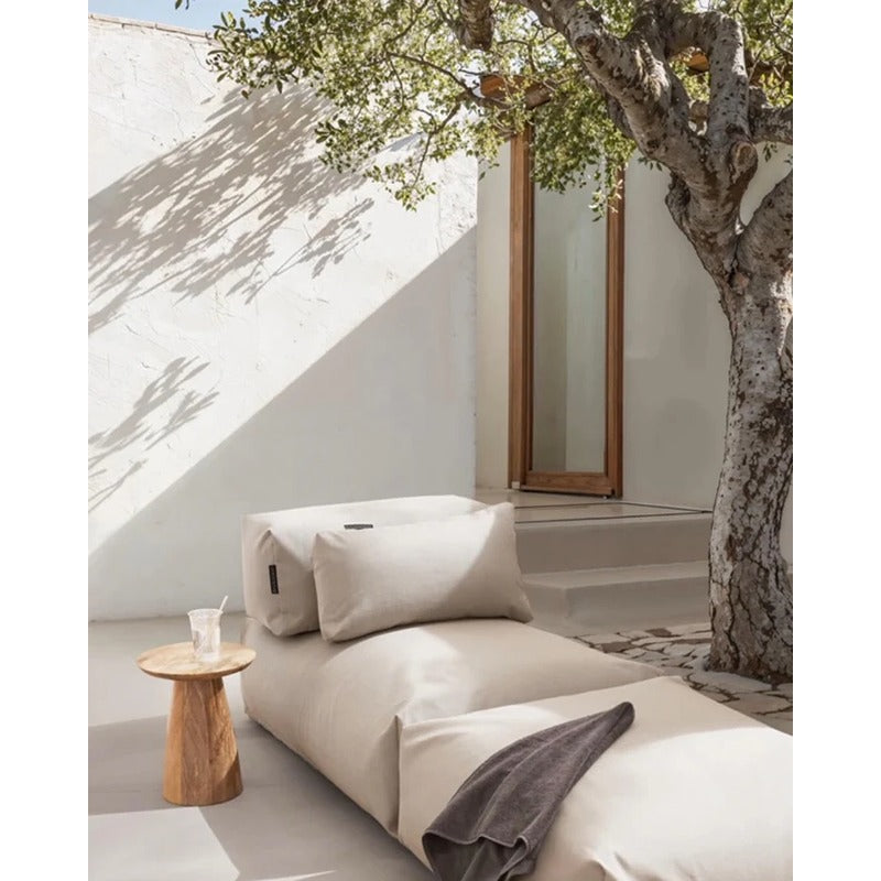 POOLSOFA Single Beige im Schatten eines Baumes – Outdoor-Ruheplatz